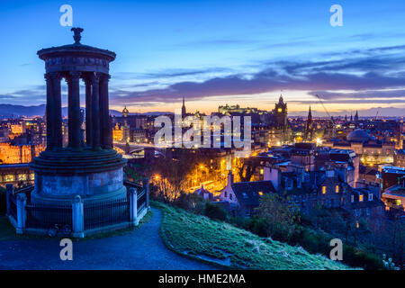 Edinburgh skyline con il castello di Edimburgo in background vista da Calton Hill durante la sera ore blu. Foto Stock