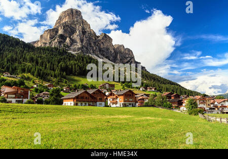 Panoramica di Corvara in Badia town e Sassongher,montaggio su estate, alto adige, italia Foto Stock