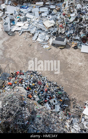 Cumuli di materiale ordinato in un impianto di riciclaggio Foto Stock