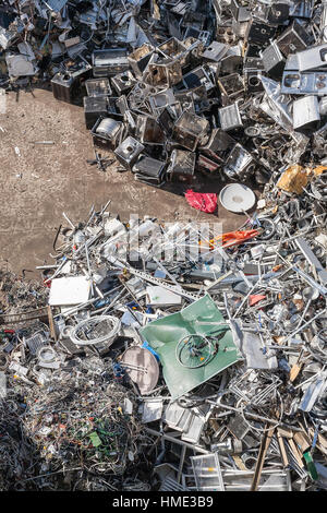 Cumuli di materiale ordinato in un impianto di riciclaggio Foto Stock