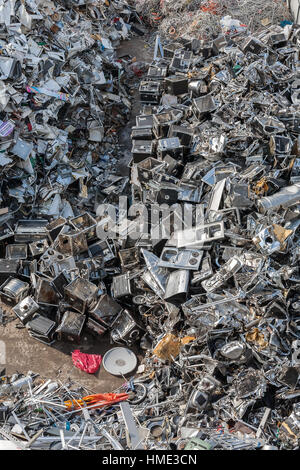 Cumuli di materiale ordinato in un impianto di riciclaggio Foto Stock