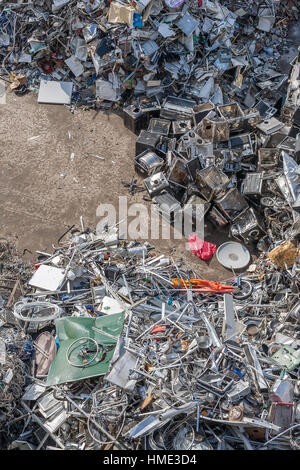 Cumuli di materiale ordinato in un impianto di riciclaggio Foto Stock