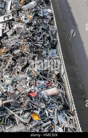 Cumuli di materiale ordinato in un impianto di riciclaggio Foto Stock