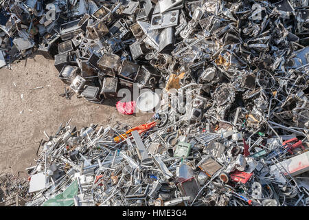 Cumuli di materiale ordinato in un impianto di riciclaggio Foto Stock