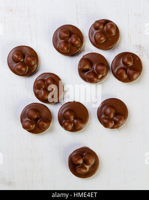 Vasto assortimento di deliziose praline di cioccolato sul tavolo bianco Foto Stock