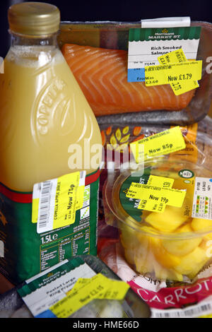 Etichetta gialla supermercato riduzioni Foto Stock