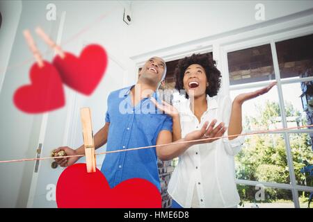 Giovane entrando in casa decorata con cuori Foto Stock