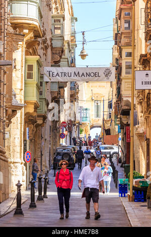 Street a La Valletta in città vecchia, Malta con colorati balconi in legno Foto Stock