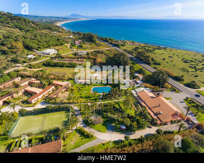 Vista aerea dell'Hotel Punta Sur, Tarifa, Costa de la Luz, Cadice, Andalusia, Spagna meridionale. Foto Stock