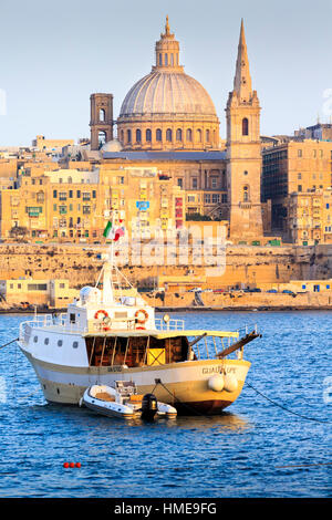 Vista della valletta città vecchia e di Nostra Signora del Monte Carmelo chiesa da Sliema a crepuscolo Foto Stock