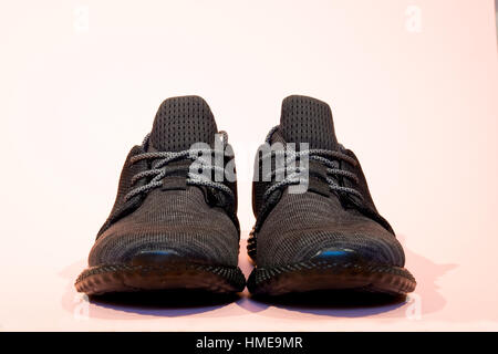 Una coppia di maglie moderne scarpe da corsa Foto Stock