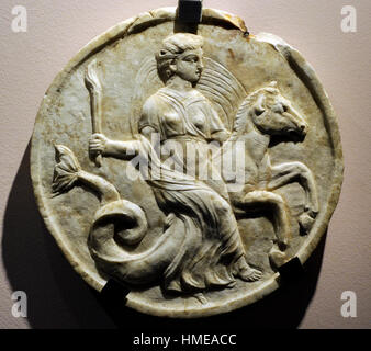 Oscillum con nereide su cavalluccio marino. Fine del I secolo A.C. Da Pompei, Casa di Caecilius Iucundus V 1, 23-26. Il marmo. Museo Archeologico Nazionale. Napoli. L'Italia. Foto Stock