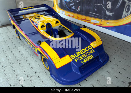 Tre quarti di vista aerea di un 1973, 917/30 Porsche Spyder sul Display a 2016 Silverstone Classic Foto Stock