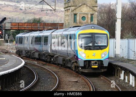 Classe 185 Siemens Desiro diesel multiple unit in Transpennine express nuova livrea arrivando a Carnforth stazione ferroviaria con servizio 1N29 Foto Stock