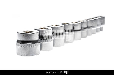 Impostare metallico di una chiave a bussola strumenti isolati su sfondo bianco. Set metrico degli strumenti di lavoro e delle chiavi in un tool nero casella. Foto Stock