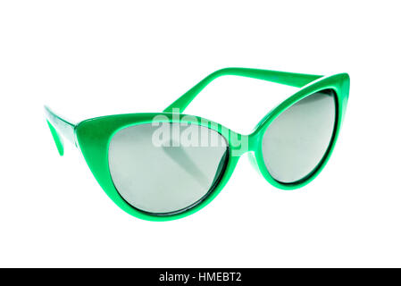 Bambini verde occhiali da sole, sole o occhiali isolati su sfondo bianco. Colore vetri bambino protezione da sole e raggi UV. Concetto di Sun Foto Stock