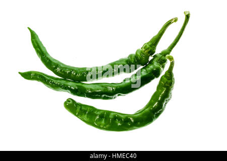 Fresche e mature verde organico hot chili pepper isolati su sfondo bianco. Foto Stock