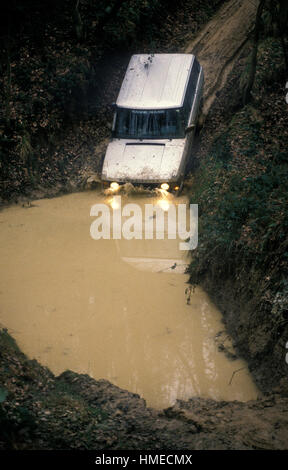 1985 Range Rover guida su Land Rover test in pista al castello di Eastnor Shropshire REGNO UNITO. L'evento Camel Trophy sessione di formazione. Foto Stock