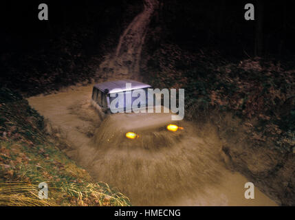 1985 Range Rover guida su Land Rover test in pista al castello di Eastnor Shropshire REGNO UNITO. L'evento Camel Trophy sessione di formazione. Foto Stock