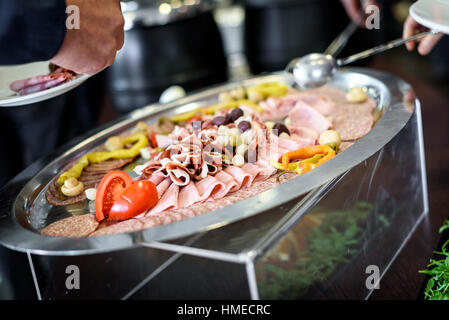 Salumi in self service tutto quello che potete mangiare a buffet piastra. Differenti varietà di affettati, formaggio, prossutto e salame su un banchetto o tutto il possibile e Foto Stock