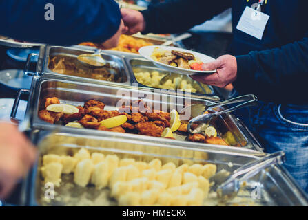 Culinarie della cucina a buffet cena Catering ristoranti cibo celebrazione il concetto di partito. Un gruppo di persone in tutto quello che potete mangiare catering cibo a buffet piscina in luxur Foto Stock