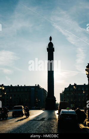 Parigi, Francia - CIRCA NEL DICEMBRE 2016: vista su Place Vendôme e la sua colonna retroilluminato sulla cui sommità è una statua di Napoleone. Foto Stock