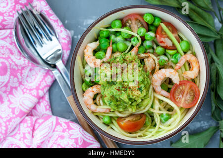 Zucchine pasta con gamberi e avocado nel recipiente. Amore per il cibo sano concetto Foto Stock