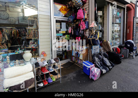 Negozio di carità parsimonia gli elementi esterni sulla strada Govanhill, Glasgow, Scotland, Regno Unito Foto Stock