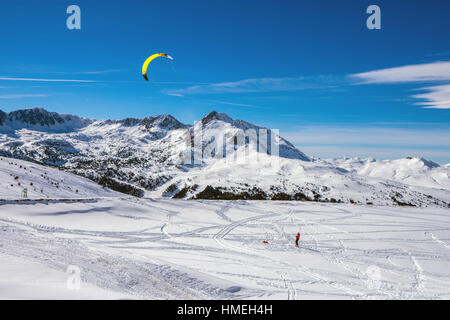 Sciatore femmina in rosso con giallo kite ski Foto Stock