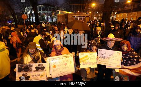 I membri del gruppo di campagna Uniti Contro il razzismo nel corso di una manifestazione di fronte all ambasciata americana a Dublino per protestare a Donald Trump il divieto di viaggio. Foto Stock