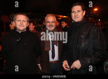 (Sinistra-destra) di persone prima che il profitto di Richard Boyd Barrett, Colm O'Gorman di Amnesty International e il verde del partito Eamon Ryan Unisciti ai membri del gruppo di campagna Uniti Contro il razzismo nel corso di una manifestazione di fronte all ambasciata americana a Dublino per protestare a Donald Trump il divieto di viaggio. Foto Stock