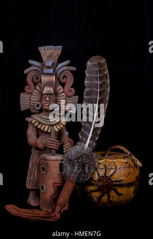 Mayan native american statua con ciotola e piuma Foto Stock