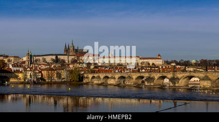Visualizzazione classica del Castello di Praga e Ponte Carlo guardando oltre il fiume Moldava da Stare Mesto (Città Vecchia). Foto Stock