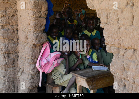 Il Kenya, il Monte Kenia orientale, regione sud Ngariama, governo scuola di villaggio con aula in cattivo stato Foto Stock