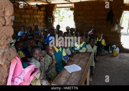 Il Kenya, il Monte Kenia orientale, regione sud Ngariama, governo scuola di villaggio con aula in cattivo stato Foto Stock