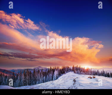 Tramonto favoloso in montagna Foto Stock