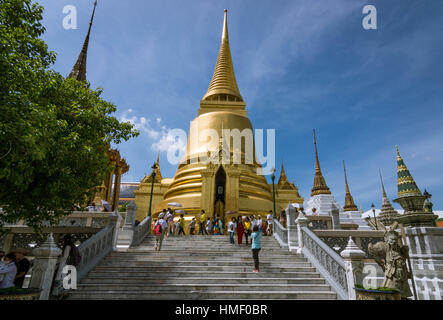 Phra Si Rattana Chedi, il più grande stupa di Wat Phra Kaew, a Bangkok (Thailandia) Foto Stock