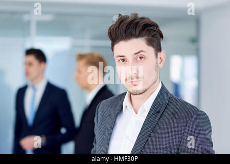 Giovane imprenditore sullo sfondo del suo business partner Foto Stock