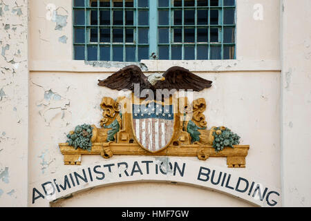 Eagle e Stati Uniti stemma sopra ingresso amministrazione edificio, Isola di Alcatraz a San Francisco, California USA Foto Stock