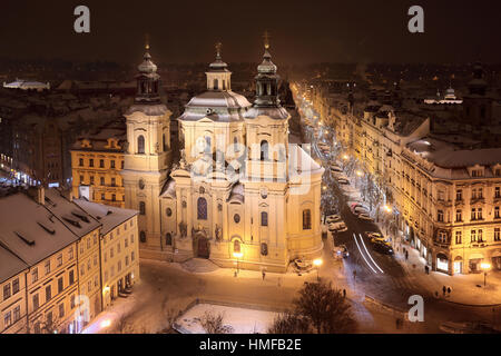 Chiesa di San Nicola. Vista della Old Town Square a Praga nel periodo invernale. Foto Stock