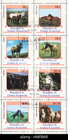 Un francobollo stampato in Guinea Equatoriale mostra razze di cavalli , circa 1976 Foto Stock