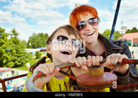 Felice bambina e madre nel parco Foto Stock