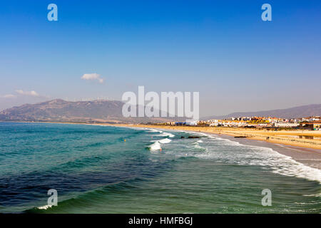Miglia di spiagge di sabbia bianca del litorale atlantico alla costa spagnola di Playa de Los Lances di Tarifa, Spagna. Foto Stock