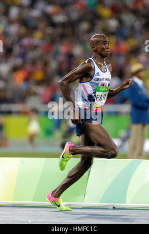 Rio de Janeiro, Brasile. Il 13 agosto 2016. Mo Farah (GBR) vince la medaglia d'oro negli uomini 10.000m al 2016 Olimpiadi estive. ©Paul J. Sutton/NCP Foto Stock