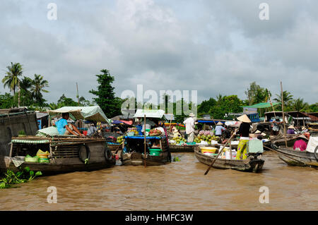 Delta del Mekong, Vietnam - 10 ottobre: Vietnamise popoli nel commercio di prodotti agricoli in barca sul fiume Mekong. Il Vietnam su 10 Ottobre, 201 Foto Stock