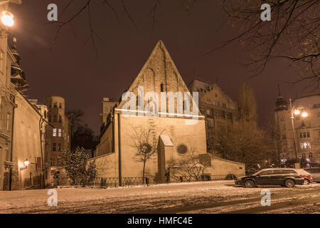 Notte Vista invernale sul Antichi-nuovi Sinagoga e Museo Ebraico di Praga Città vecchia, Josefov a Praga, Repubblica Ceca. Vecchia Sinagoga nel quartiere ebraico. Foto Stock