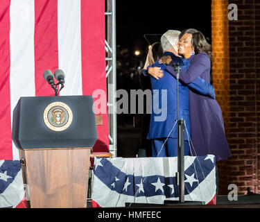 Novembre 7, 2016 Independence Hall, Phil., PA - il presidente Bill Clinton abbracci la First Lady Michelle Obama alla vigilia delle elezioni uscire la votazione Rally per Hillary Clinton Foto Stock