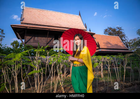 Donna Thai medicazione con ombrello stile tradizionale Foto Stock