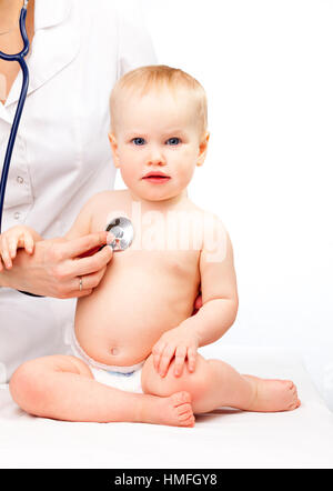 Pediatra esamina little Baby girl utilizzando uno stetoscopio per ascoltare il bambino il torace di controllo del battito cardiaco Foto Stock