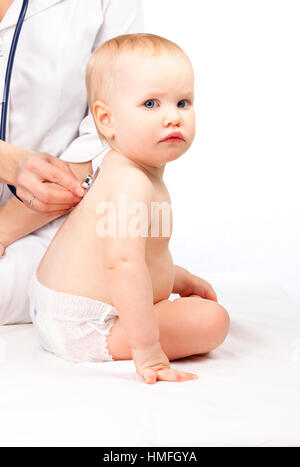 Pediatra esamina little Baby girl utilizzando uno stetoscopio per ascoltare il bambino il torace di controllo del battito cardiaco Foto Stock